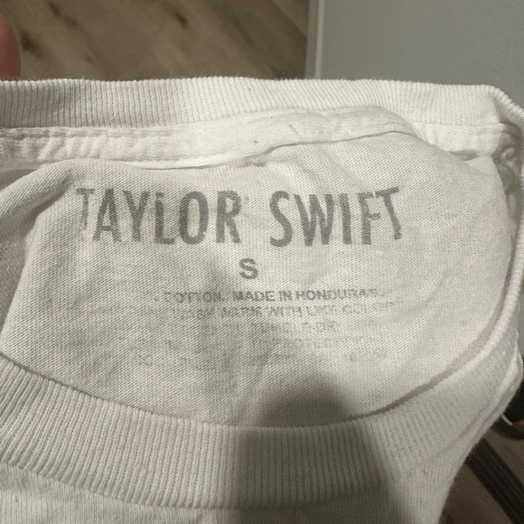 EUC Taylor Swift “I’m feeling 2022” Tee size Small - Picture 3 of 3